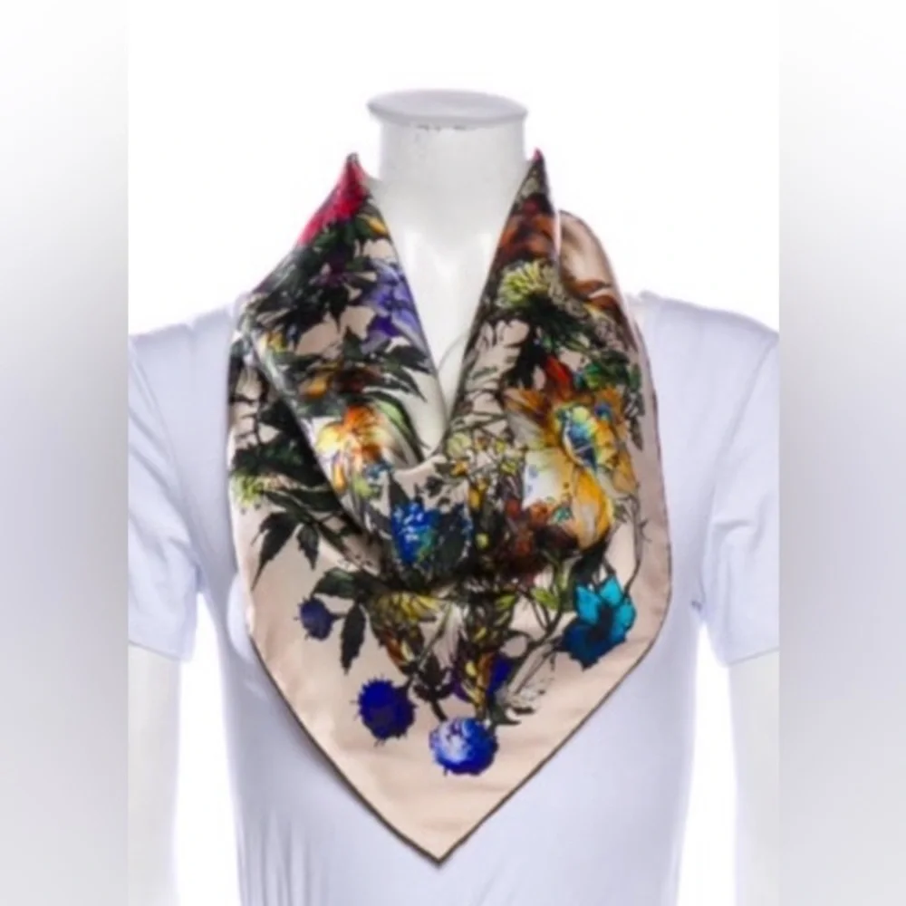 Christian Dior, Millie Fleur 100% Silk scarf NWT Limited edition With box